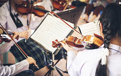 woman playing violin