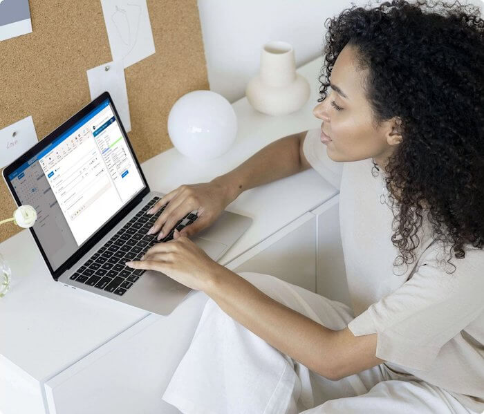 woman using computer outlook 365