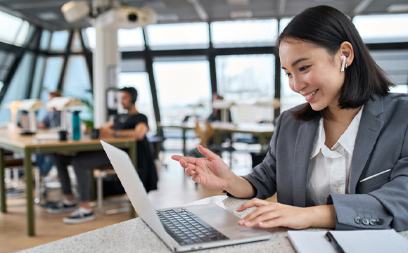 woman talking to someone on laptop